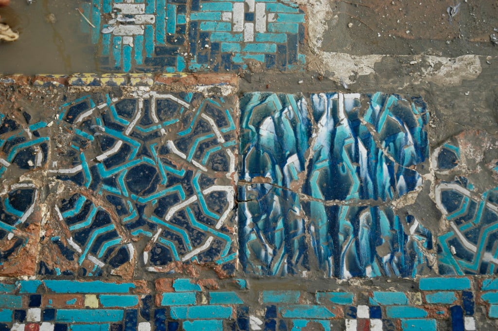 Carreaux après humectation d'eau pour leur rendre leur teinte d'origine (ph : M.Schvoerer, 2008)