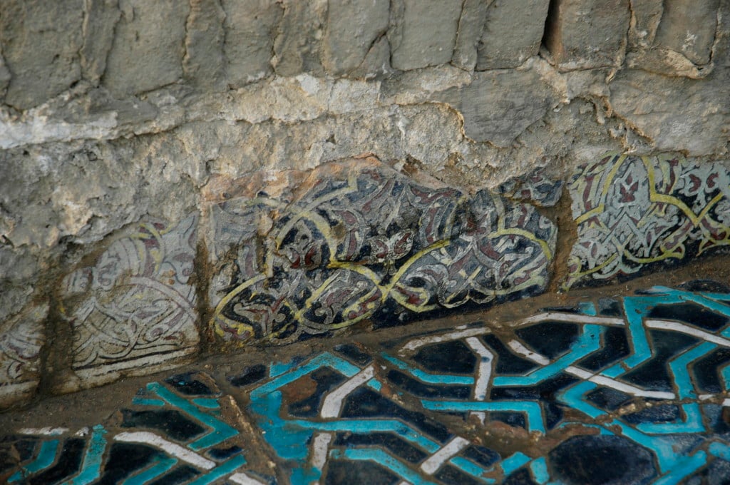 Carreaux bleu foncé, bleu clair et blanc de 40 x 40 x 3 cm dans leur contexte de bordures d'un bassin (ph : M.Schvoerer, 2008)