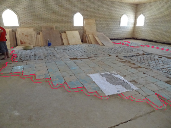 Des solins (rouge) entourent peu à peu la zone 2 pour maintenir les carreaux situés en bordures (Socra, 2013)