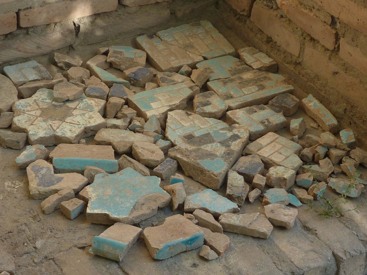 Carreaux et fragments identiques à ceux du pavement, trouvés durant les fouilles. Déchets de cuisson ? (Socra, 2012)