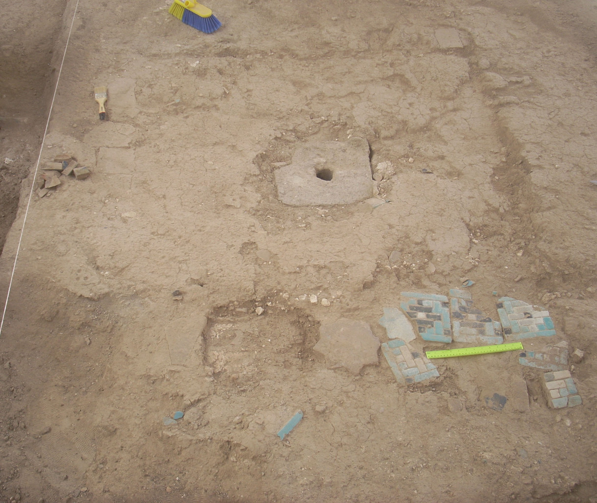 Puisard avant l'ouverture. Seul le trou central est visible (Socra, 2012)