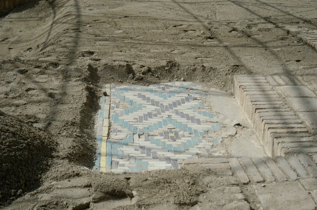 Détail d'une partie du pavement (un mètre carré environ) non couvert pour permettre au visiteur d'avoir un aperçu de l'ensemble (photo : C.Ollagnier, 2008)