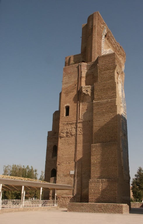 Pylône Ouest vu depuis la face Sud du portail de l'Ak Saray (Shahrisabz, Fin XIII-début XIVème s ap J.C.) (photo : M.Schvoerer, 2008)
