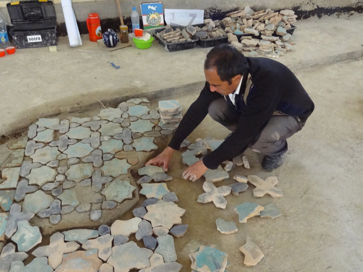 Essais d'intégration à sec (sans mortier) de carreaux de la réserve dans de petits manques (Socra, 2013)