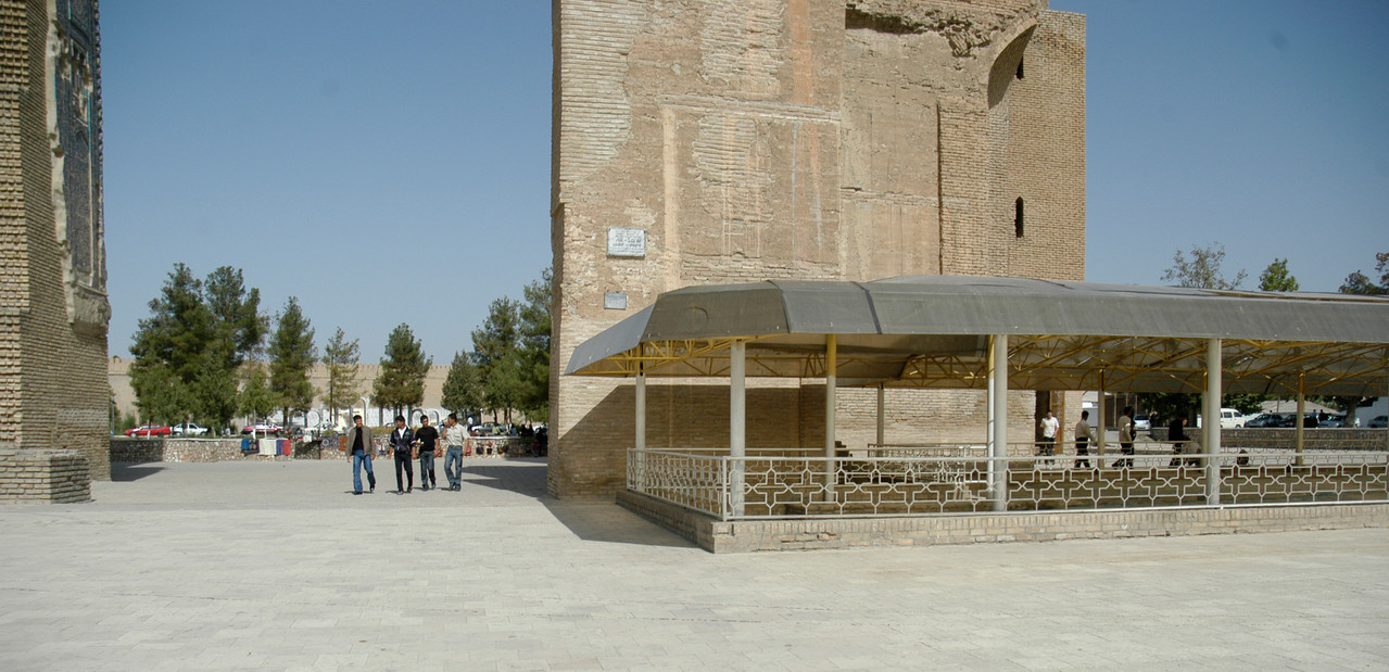 Vue du pavement n3 en 2008. Le toit en plastique a été retiré quelques jours plus tard et les carreaux couverts de sable pour les protéger (C.Ollagnier, 2008)