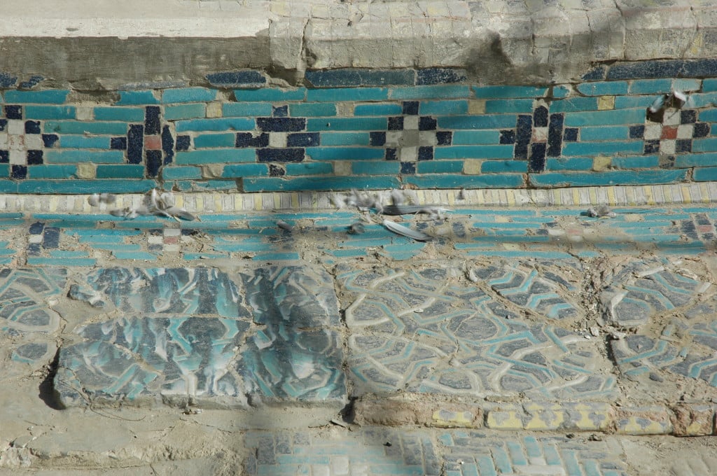 Carreaux bleu foncé, bleu clair et blanc de 40 x 40 x 3 cm dans leur contexte de bordures d'un bassin (ph : M.Schvoerer, 2008)