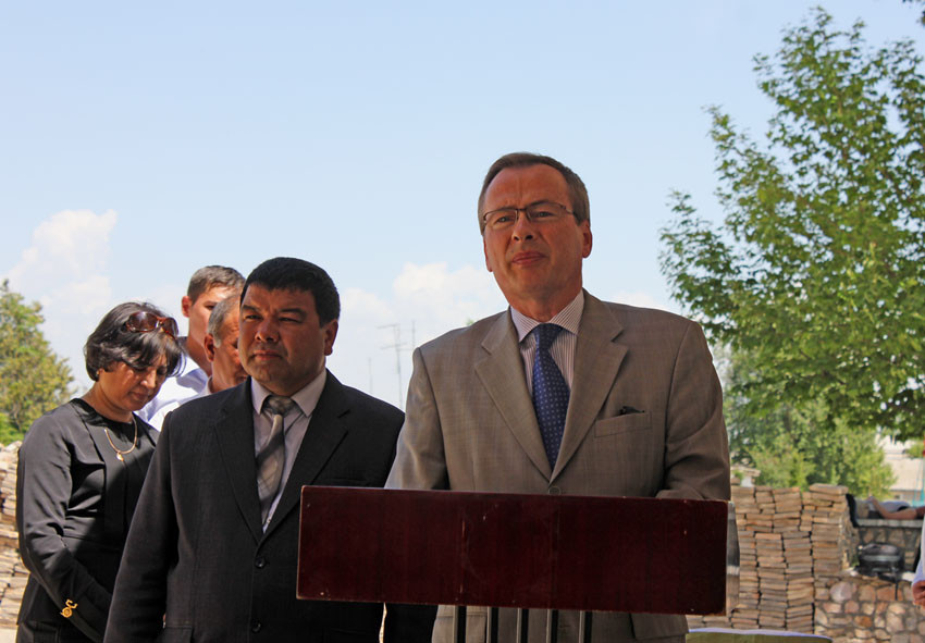 Discours inaugural par SE l’Ambassadeur de France (au pupitre), à ses côtés M. le Maire de Shahrisabz (Ollagnier, 2014)