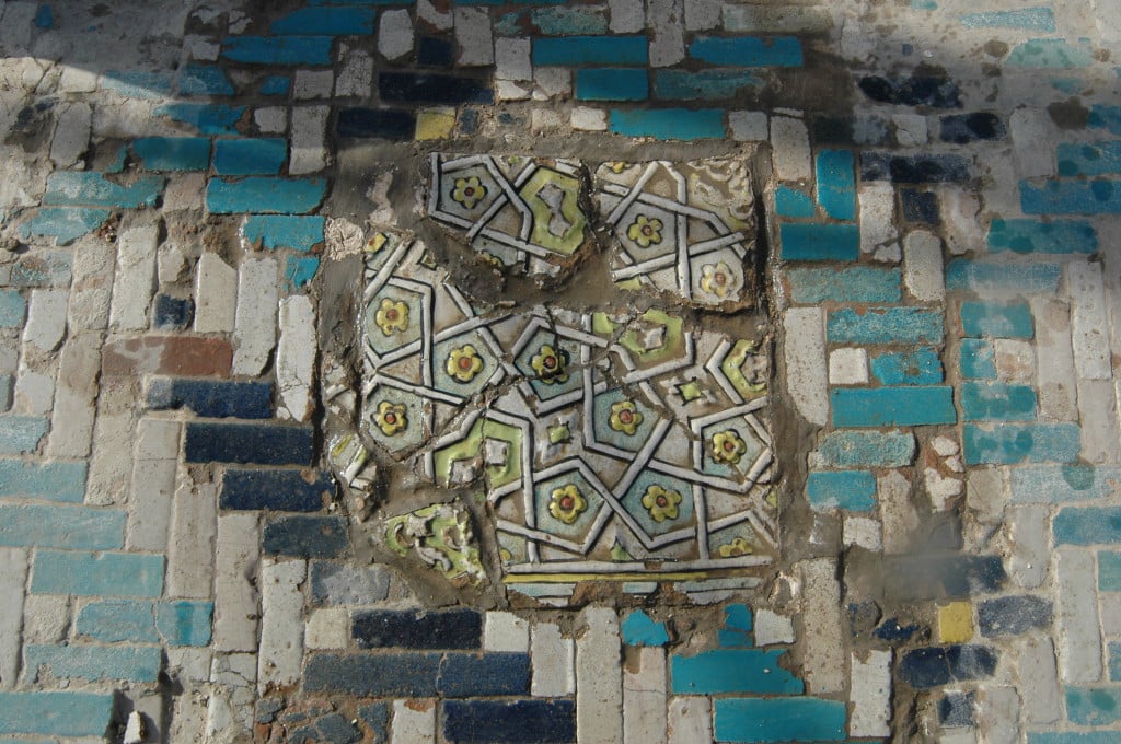 Fragments d'un carreau de céramique glaçurée à décor polychrome en relief, qui ne semble pas être en place, ou du moins pas à la place à laquelle il était originellement destiné (photo : M.Schvoerer, 2008)