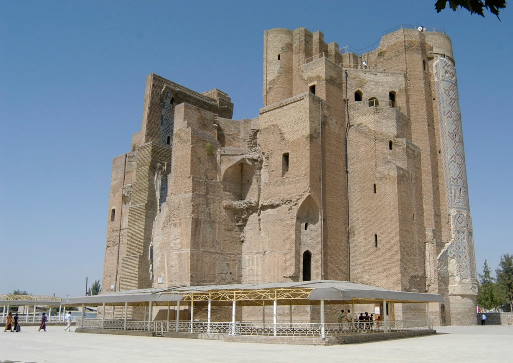 Pylône Est vu depuis l'angle Sud Est du portail de l'Ak Saray avec au pied l'un des pavements de carreaux glaçurés (Shahrisabz, Fin XIII-début XIVème s ap J.C.) (photo : M.Schvoerer, 2008)