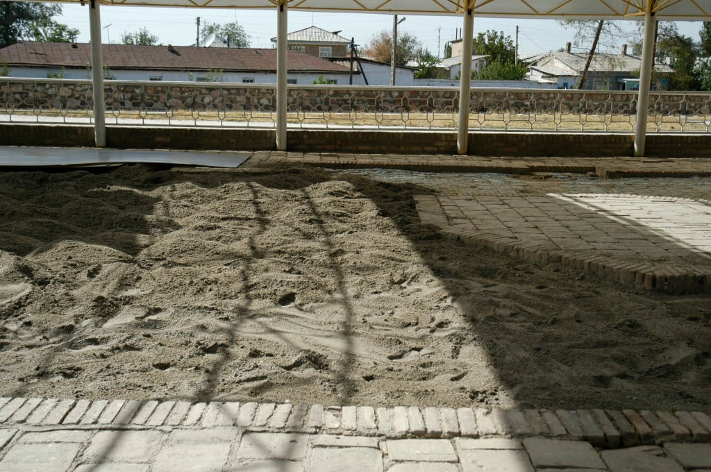 Recouvrement des pavements/bassins par une épaisse couche de sable (10 cm environ) pour résister aux intempéries hivernales (photo : C.Ollagnier, 2008)