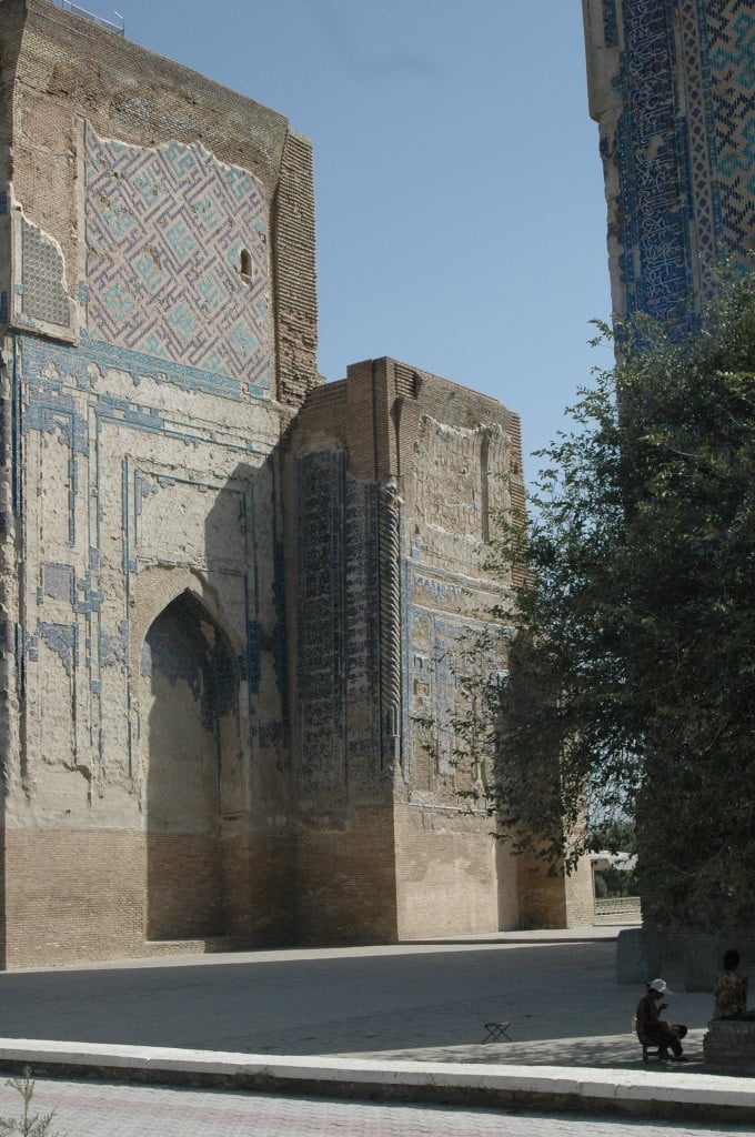 Décoration des flancs de l'iwan est (Shahrisabz, Fin XIII-début XIVème s ap J.C.) (photo : M.Schvoerer, 2008)