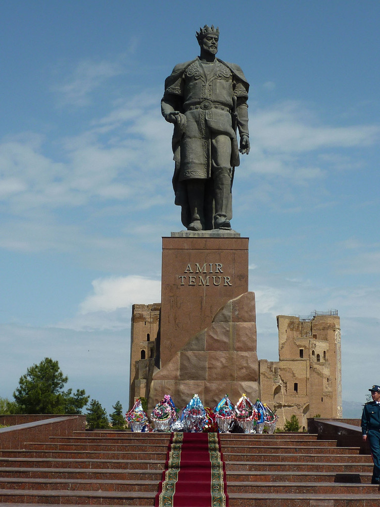 La statue de Timour après la cérémonie (Socra, 2012)