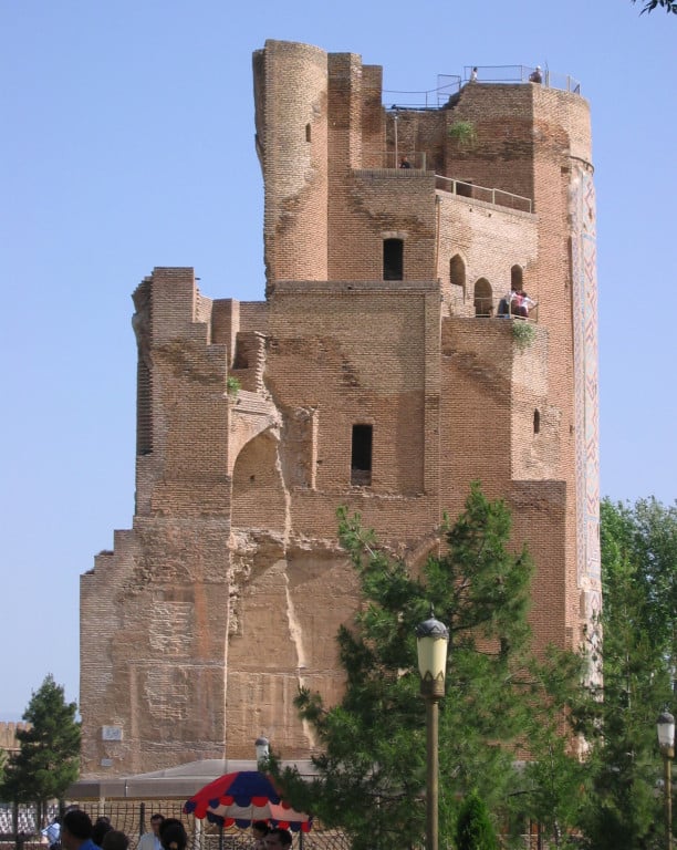 Pylône Est vu depuis la face Sud du portail de l'Ak Saray (Shahrisabz, Fin XIII-début XIVème s ap J.C.) (photo : C.Ollagnier, 2008)