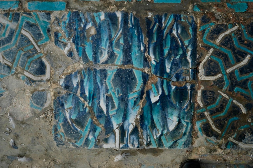 "Raté de cuisson". La température atteinte durant la cuisson ayant été trop élevée, les glaçures colorées ont coulées sur le carreau posé à la verticale dans le four  (ph : M.Schvoerer, 2008)