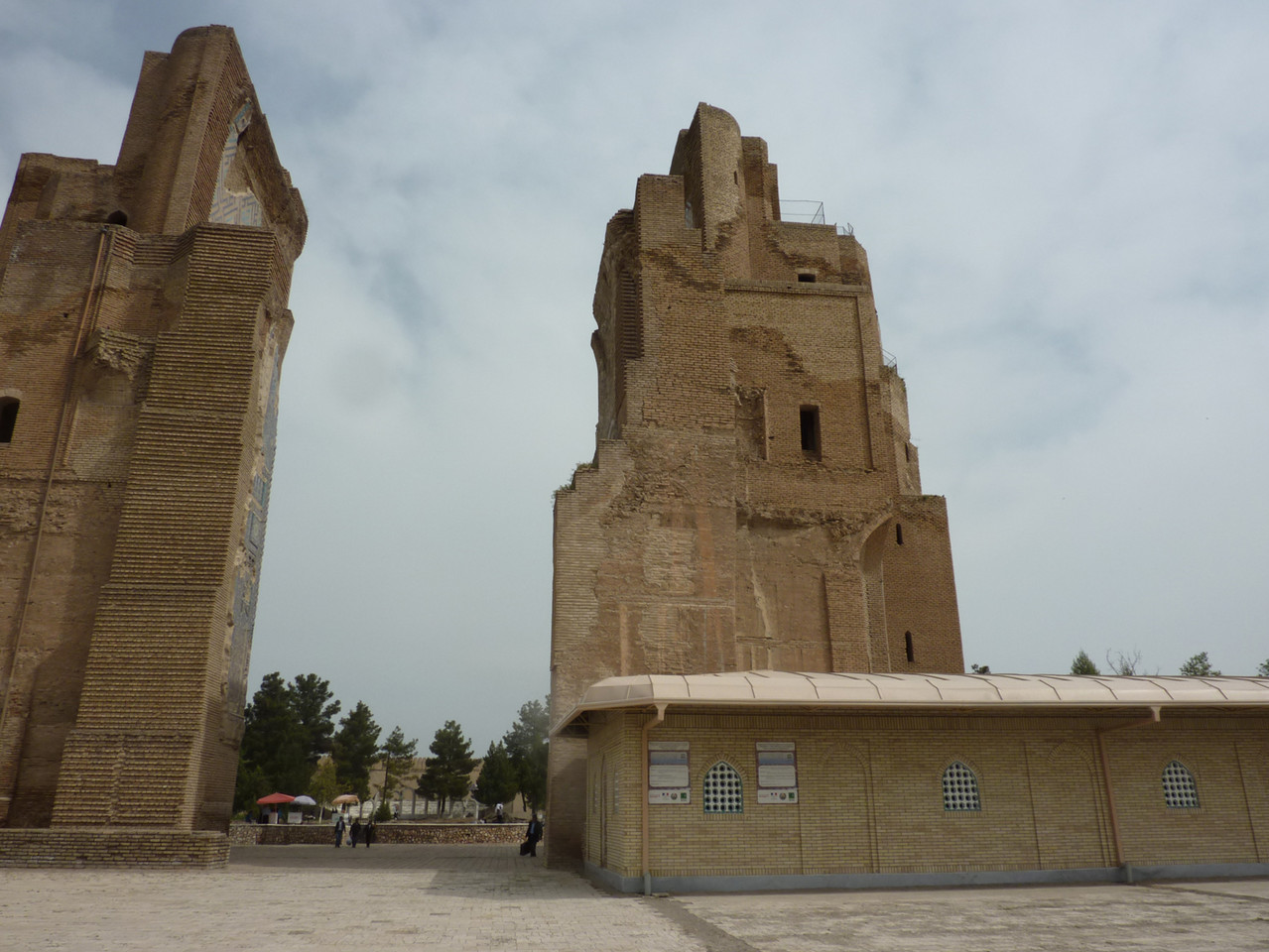 Vue de l'Ak Saray et du bâtiment depuis la grille du jardin (Socra, 2013).