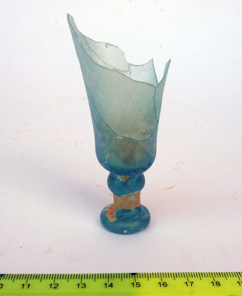  Fragment de verre à pied trouvé dans la 1ère tranchée (Socra, 2012)