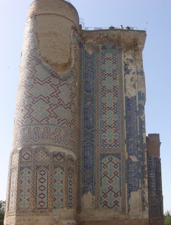 Pylône Est de la face nord du portail de l'Ak Saray comportant encore son parement de carreaux de céramique glaçurée (Shahrisabz, Fin XIII-début XIVème s ap J.C.) (photo : A.Billard, 2008)