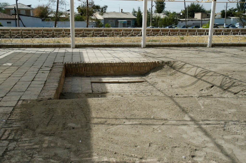 Recouvrement des pavements/bassins par une épaisse couche de sable (10 cm environ) pour résister aux intempéries hivernales (photo : C.Ollagnier, 2008)