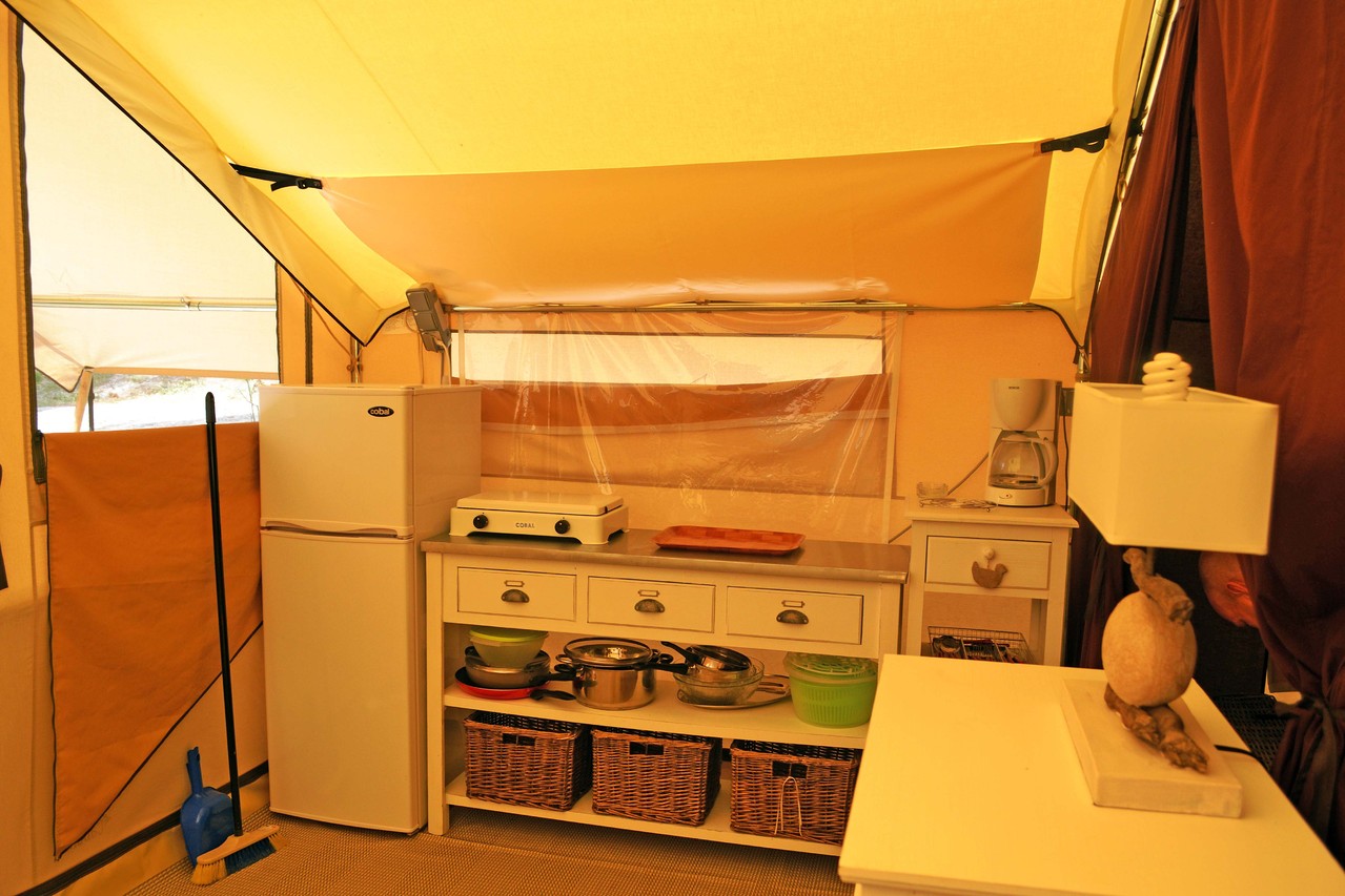 Le coin cuisine avec un réfrigérateur-congélateur