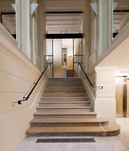 Entrée immeuble de bureaux, rue Monceau Paris