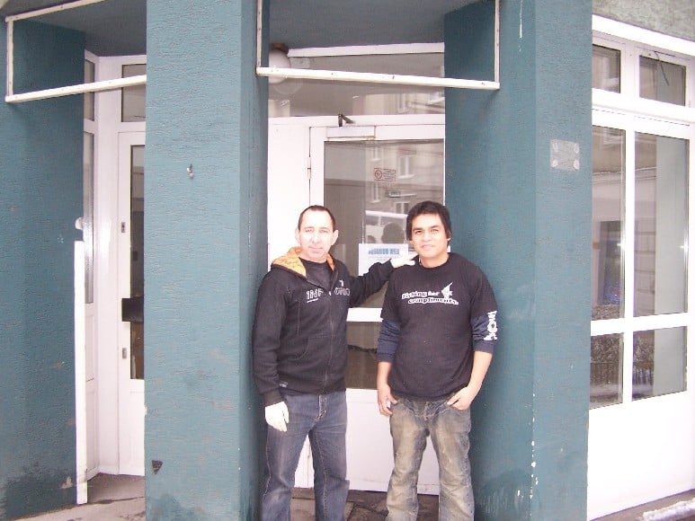 Unser erstes Foto vor dem eigenen Geschäft