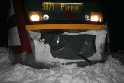 Der festgefahrene Zug am Langenwolmsdorfer Bahnübergang, 20.12.2010