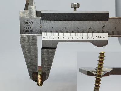 Meet of bepaal de kerndiameter van de houtschroef, boor de houtschroef voor.