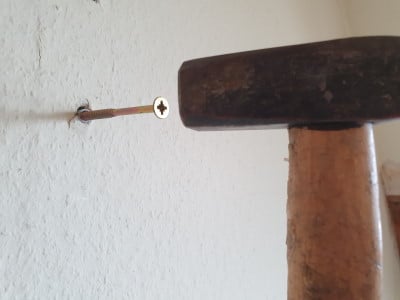 Sla de plug in de muur, verwijder de plug,