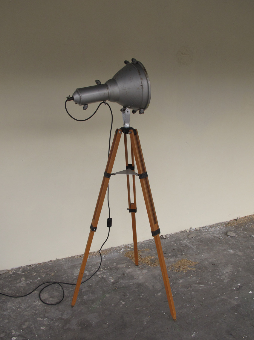 Lichtobjekt Tripot, upcycling, Kraftobjekte Wolfgang Wallner Hall in Tirol 