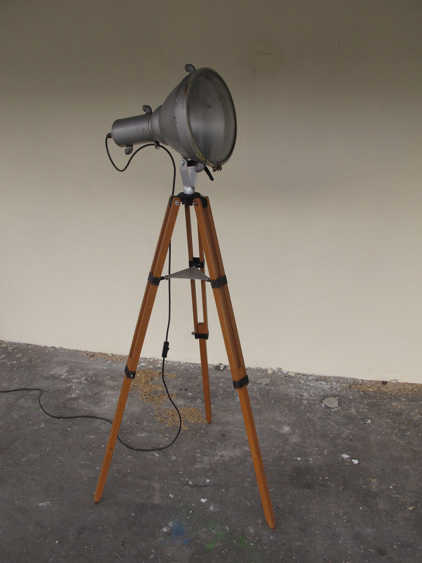 Lichtobjekt Tripot, upcycling, Kraftobjekte Wolfgang Wallner Hall in Tirol 