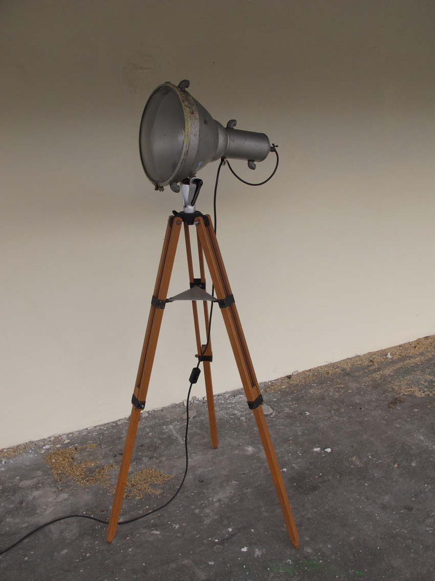 Lichtobjekt Tripot, upcycling, Kraftobjekte Wolfgang Wallner Hall in Tirol 