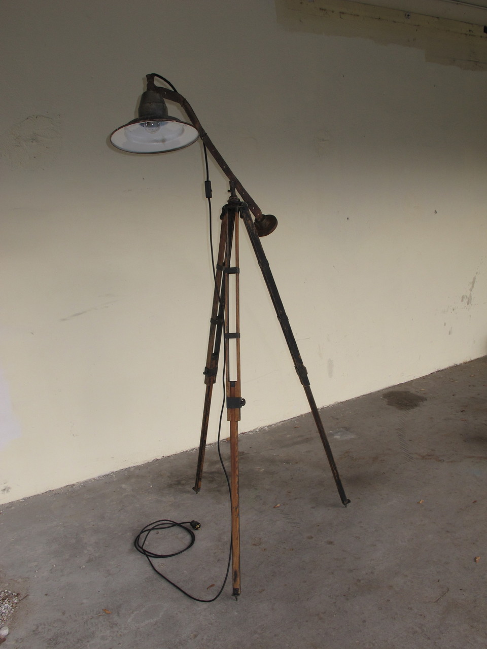 Lichtobjekt Tripot, Kraftobjekte Wolfgang Wallner Hall in Tirol