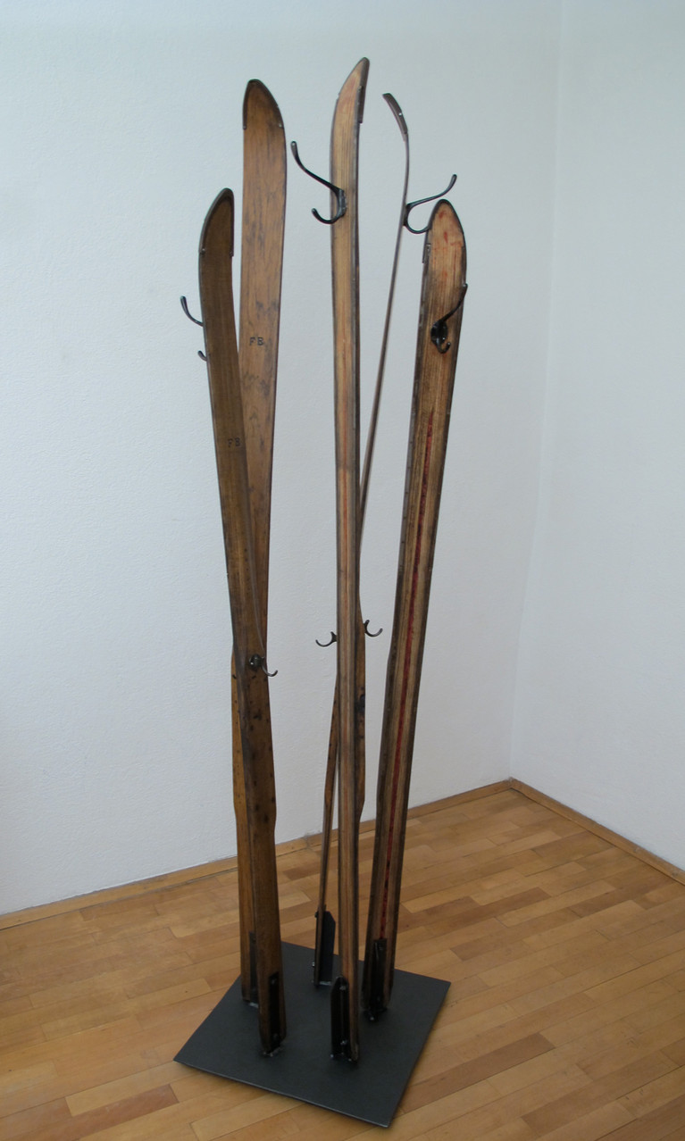 Garderobenständer Schie, Ski, Wohnskulpturen, Upcycling, Möbel, Kraftobjekte Wolfgang Wallner Hall in Tirol
