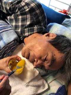 完全側臥位でカボチャのペーストが食べられる