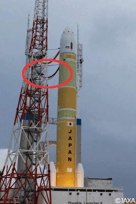 真空断熱フレキシブルホースが外れる様子