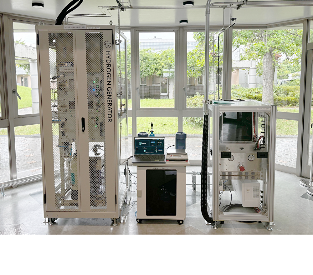 (左から)AEM形 水電解水素発生装置(0.5Nm3/h) 、水素吸蔵合金ボンベ3式、燃料電池発電システム(2kW) 