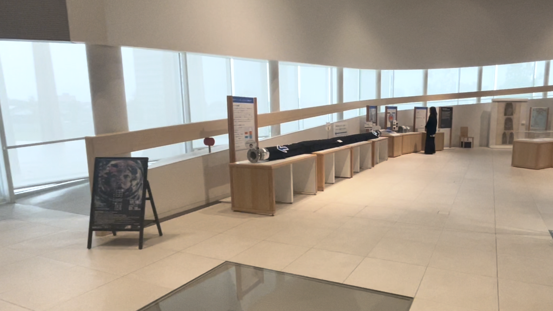 現在は常設展入口左手、スロープ横の壁沿いにございます。