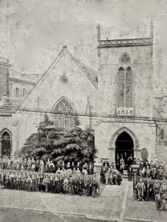 最初の大会堂（1887年 創立15周年記念写真）