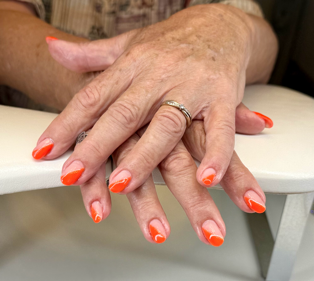 Auch reifere Frauen lieben knallige Farben 