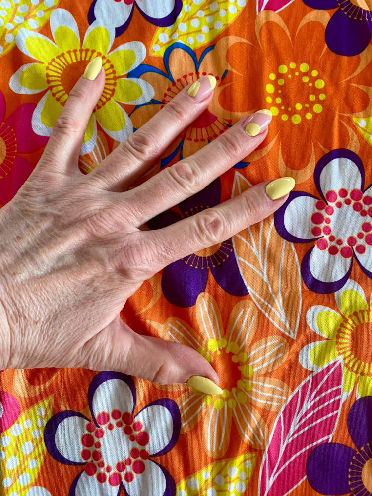 Nägel passend zum Flower Power Kleid