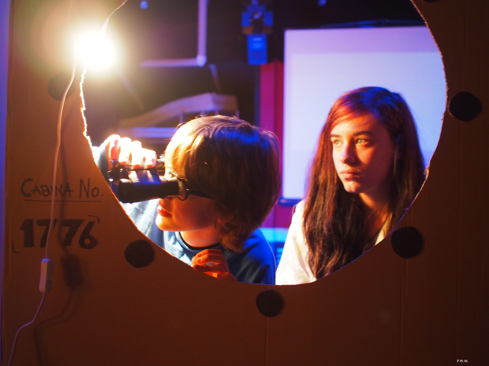 Ich sehe zwei Menschen - sie winken  "Mit Captain Rossi auf hoher See" (2014)