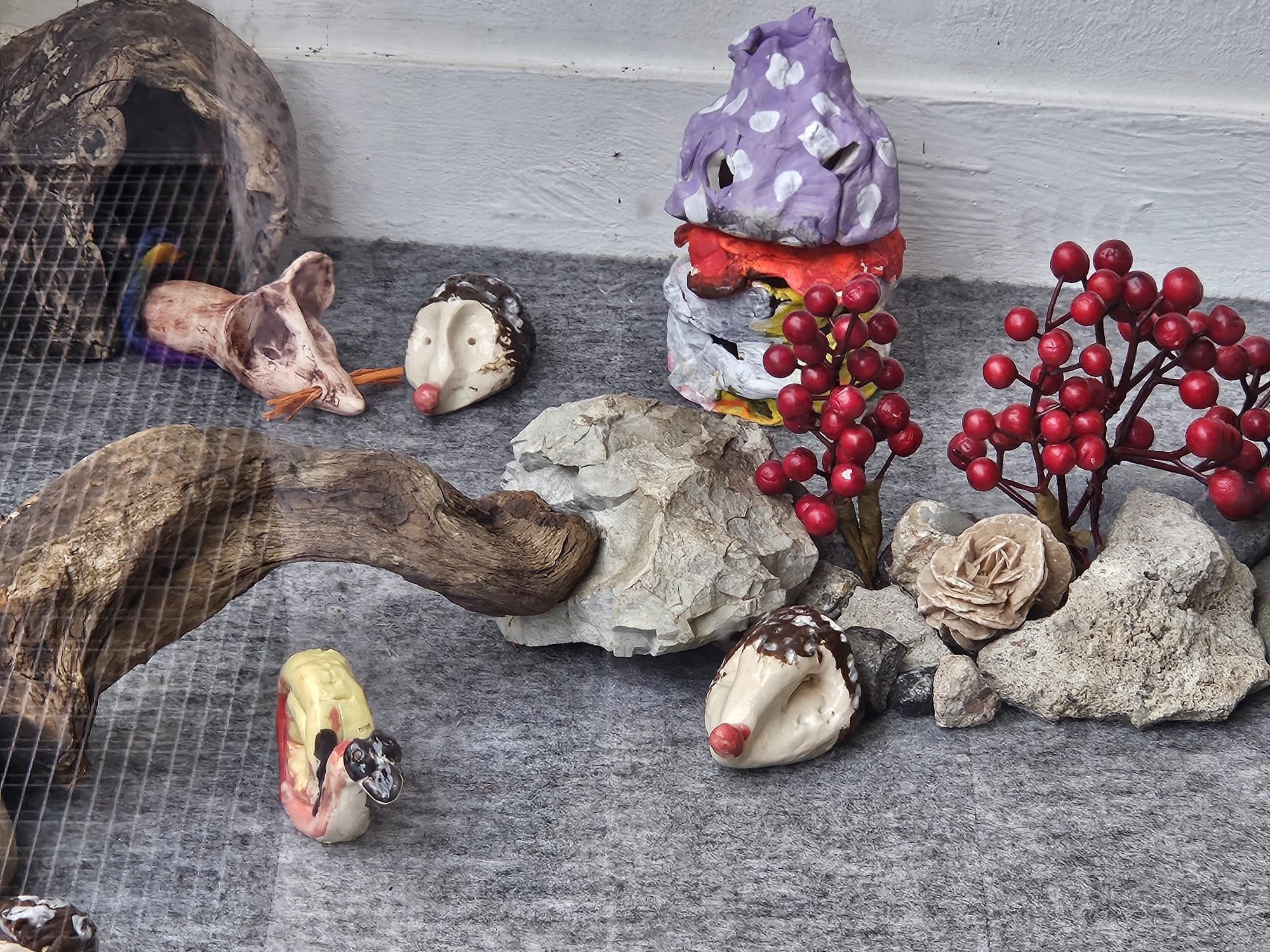 Zweite Klassen töpfern mit Nina Lükenga