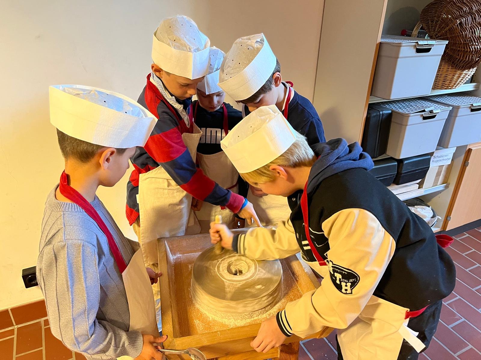 Drittklässler tauschen Schultasche gegen Bäckerschürze