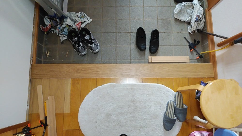 ナラ上がり框　２分割を再接合。フローリングとの高さ合わせの欠き加工をつけてある。