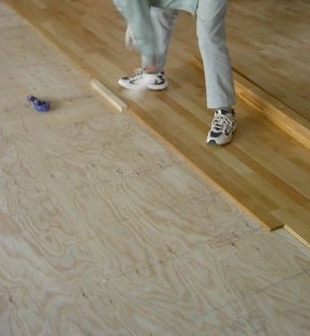 捨て貼りにて施工中