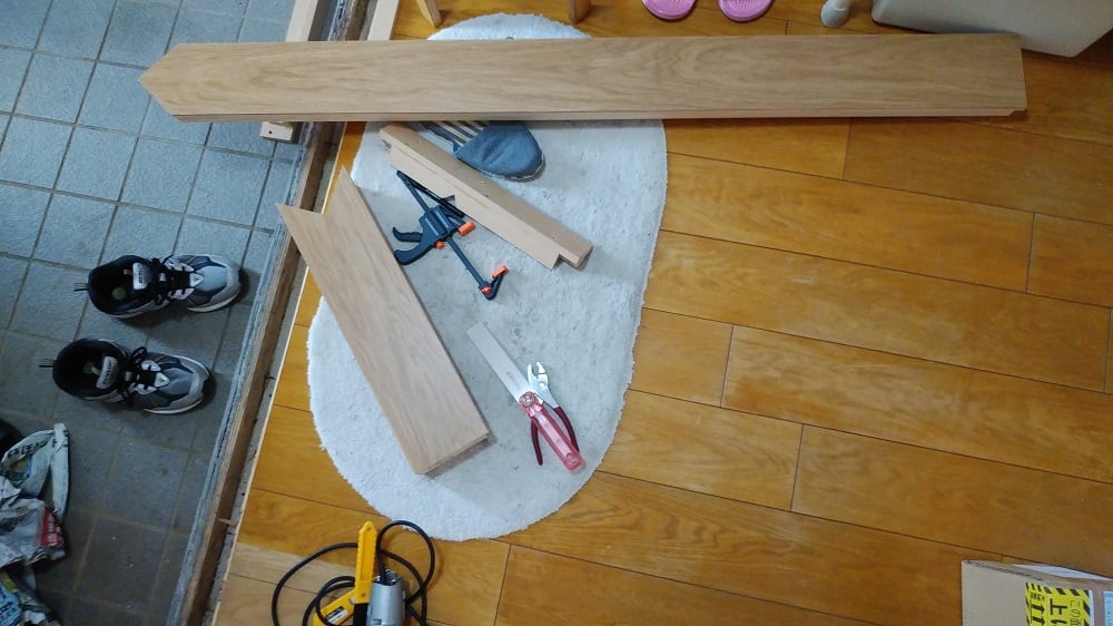 ナラ上框　施工に十分な幅が確保できない場所に施工するため２分割に