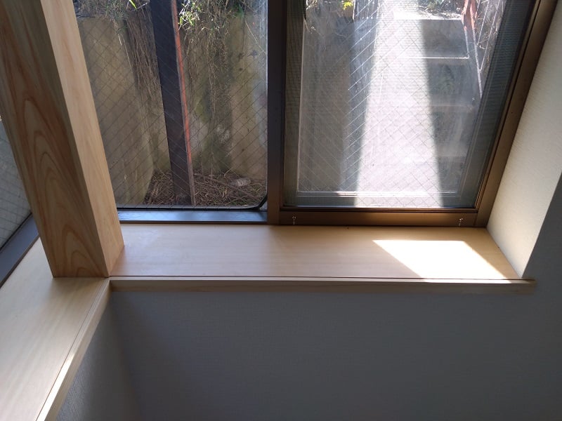 明るい窓辺の雰囲気にマッチする桧の窓枠