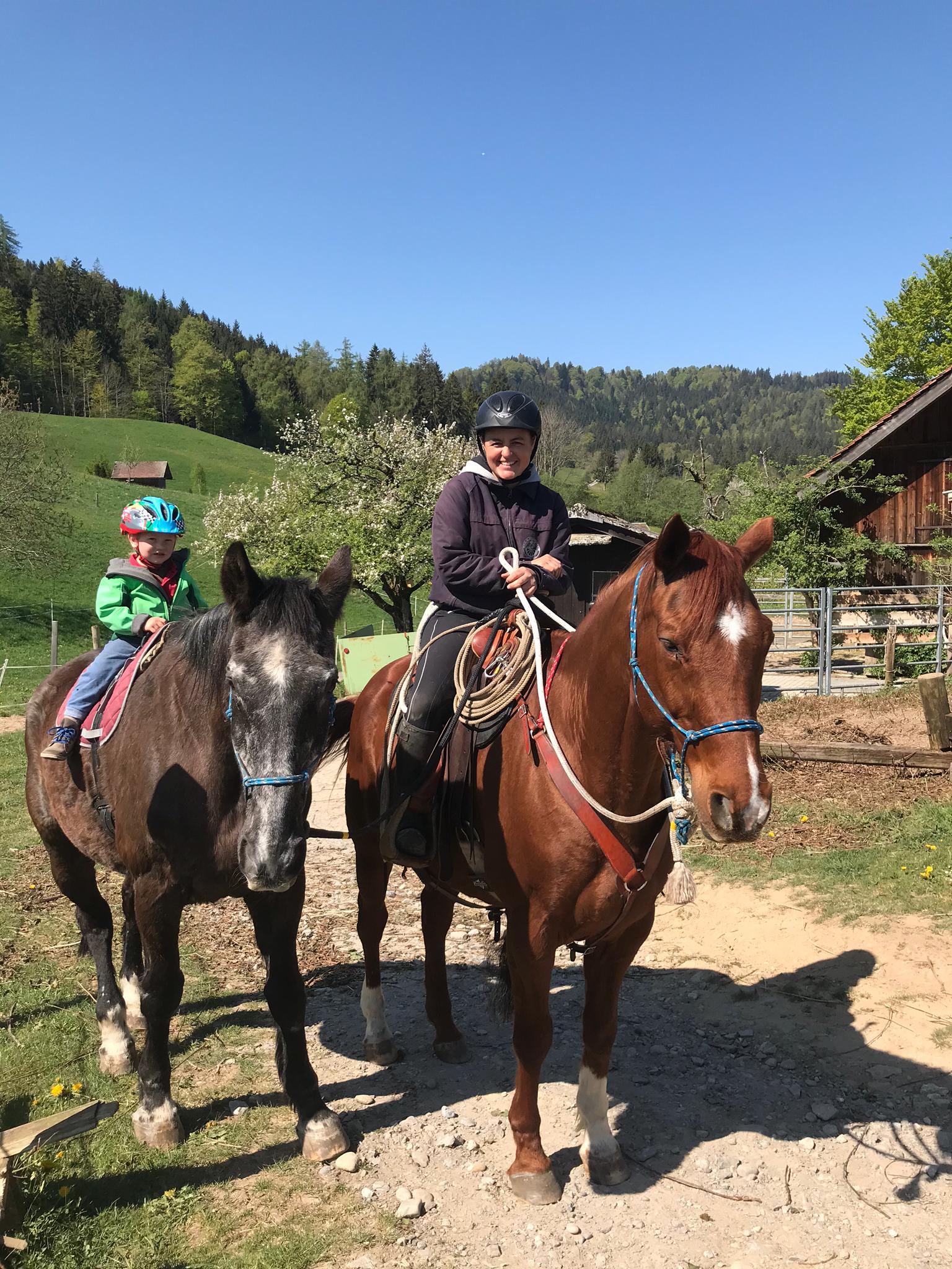 Steffi Köppel mit ihren zwei Military Pferden ganz nach dem Motto "alte Pferde junge Reiter", Pferd Pamino 27-jährig mit Sohn Lenny 4-jährig.