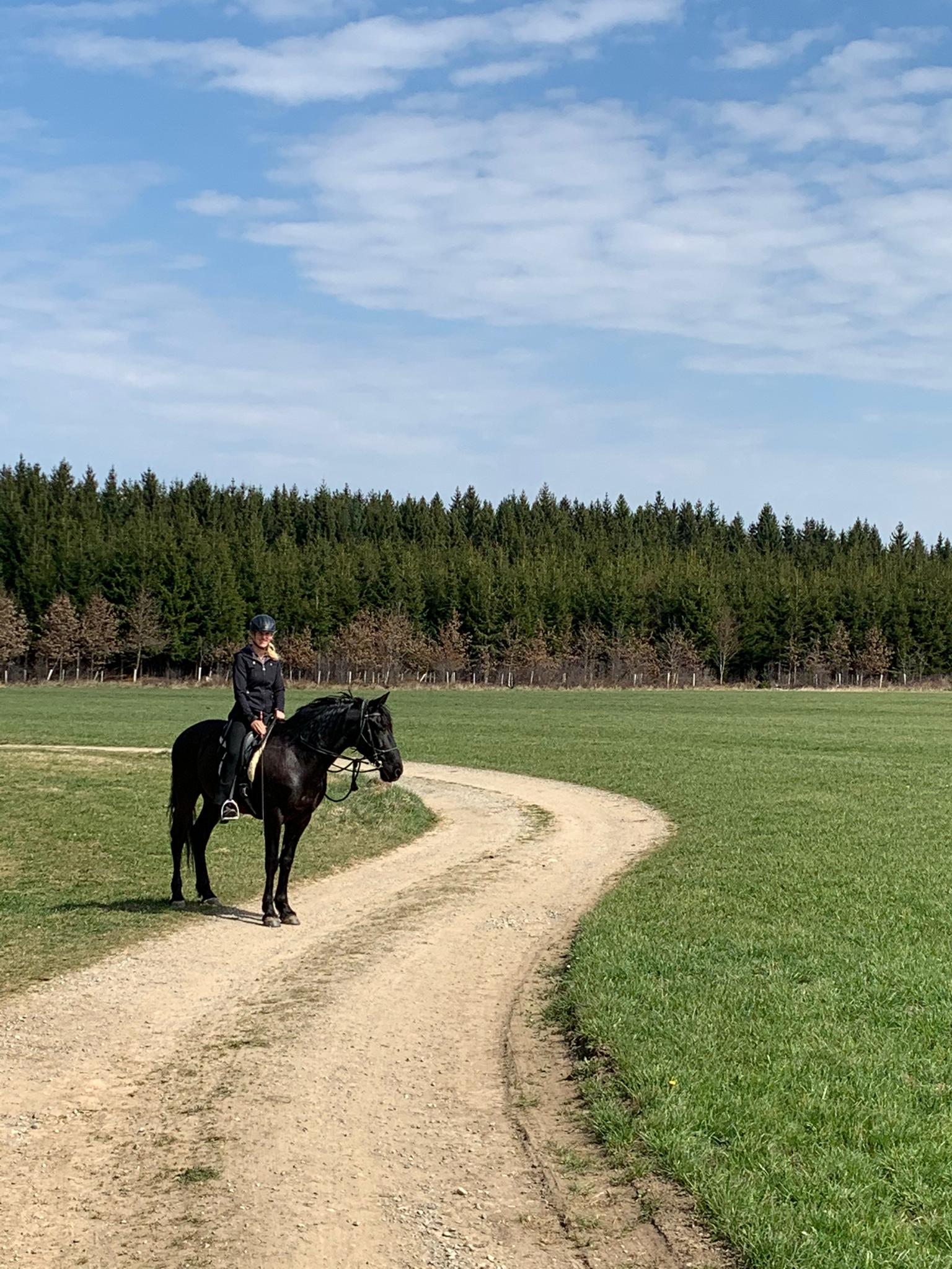Ilena und Rey geniessen die wunderschöne Ausreitgegend