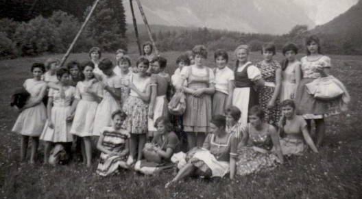 vorne links im gestreiften Kleid